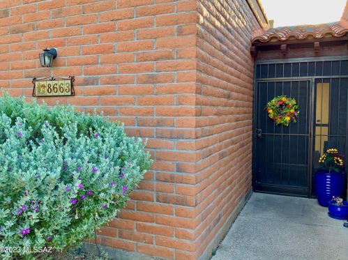 8663 Little Oak Ln, Tucson, AZ 85704-0940