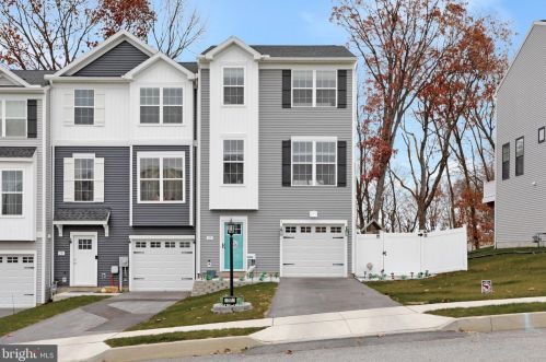 77 Overlook Dr, Hanover, PA 17331-9136