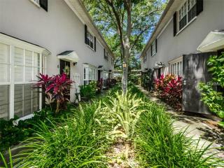 405 Arrawana Ave, Tampa, FL 33609-4135