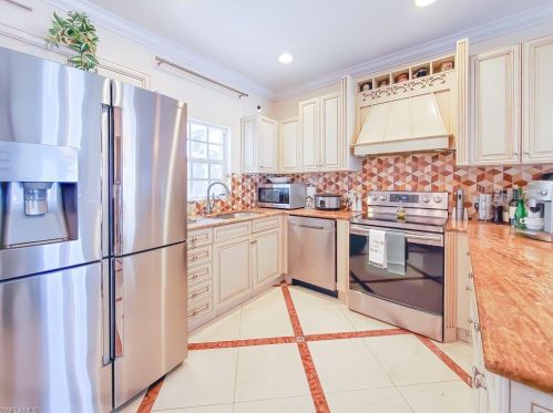 834 105 Ave, Naples FL 34108-1844 exterior