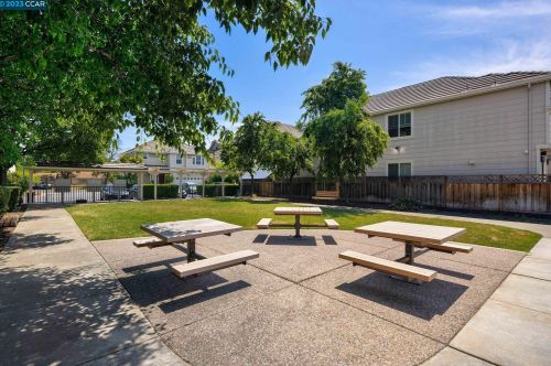 1321 Tapestry Ln, Concord CA 94520-3965 exterior