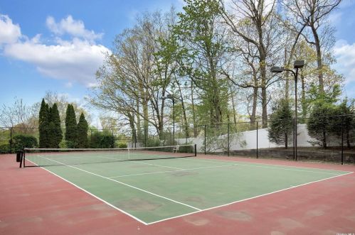 31 Lucille Ln, Huntington Station NY 11746-5810 exterior