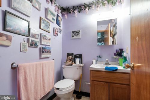 526 Longshore Ave, Philadelphia PA 19111-4424 exterior