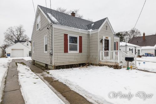 1042 Northlawn St, Grand Rapids MI 49505-3717 exterior