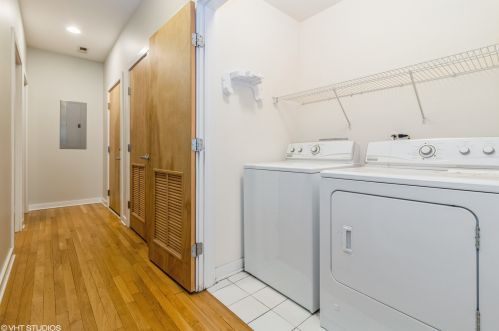 675 Peoria St, Chicago IL  60642-5957 exterior