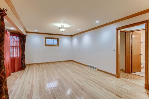 739 Howard Ave, Elmhurst, IL 60126-1725