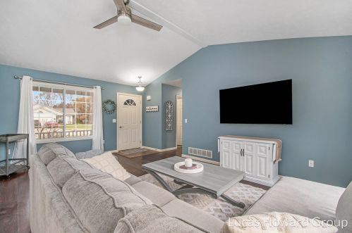 286 Riverwood Dr, Middlevle MI  49333-9075 exterior