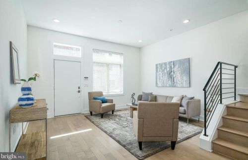 932 8th St, Philadelphia PA 19106-3519 exterior