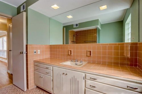 3160 Menomonee Riv Pkwy, Milwaukee WI 53222-3371 exterior