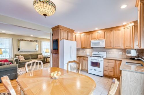 57 Francis St, Iselin NJ 08830-1121 exterior