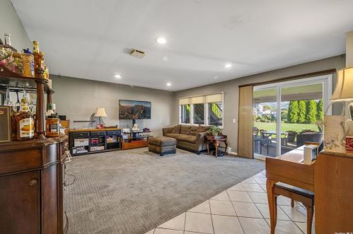 15 Farmstead Rd, Commack NY 11725-1506 exterior