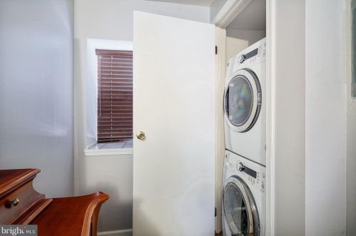 922 4 St, Philadelphia PA 19147-4104 exterior