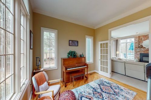 11 Chiltern St, Farmington CT 06032-1533 exterior