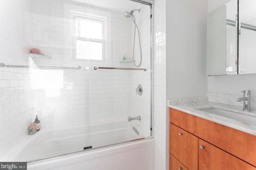 2570 Cedar St, Philadelphia PA 19125-2335 exterior