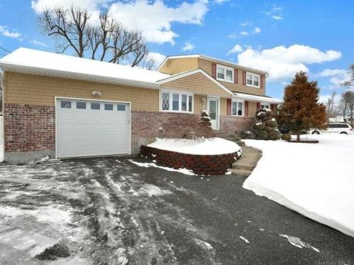 6 Arnold Ln, Commack, NY 11725-3902