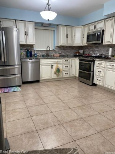 6474 Nightingale St, Dearborn Heights MI  48127-2131 exterior