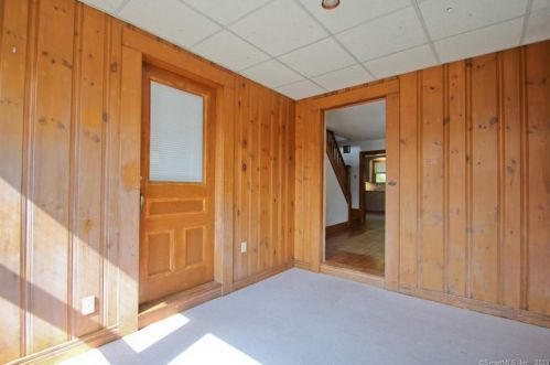 111 Spg St, Windsor Locks CT 06096-2208 exterior