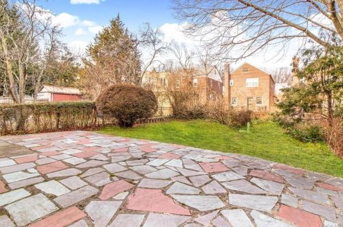 251 239 St, Bronx NY 10470-1811 exterior