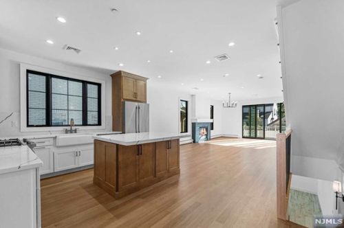 380 Lincoln Ave, Cliffside Park NJ 07010-1822 exterior