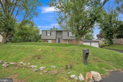 819 Caledonia St, Philadelphia, PA 19128-1104