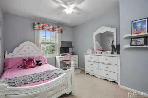 10 Snowflake Ln, Edison NJ 08820-1462 exterior