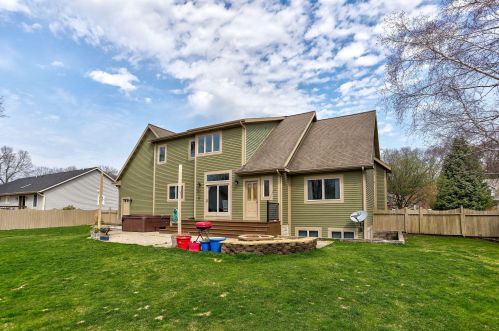 1061 Robinhood Dr, Meskegon MI  49445-2075 exterior