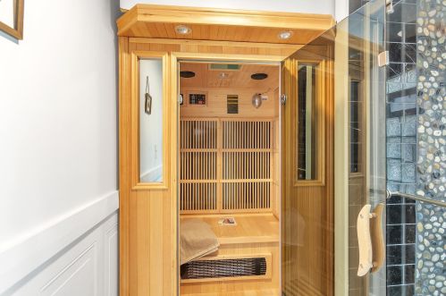 1812 Thomas Ave, Milwaukee WI  53211-4358 exterior