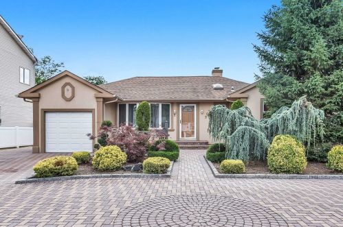 797 Corona Ave, Valley Stream NY 11580-4348 exterior