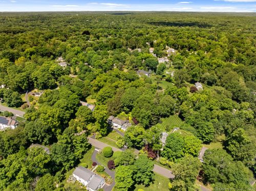 38 Pequot Trl, Westport CT 06880-2930 exterior