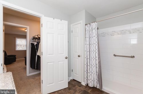 33 Vly Vw Dr, Hanover PA 17331-8307 exterior