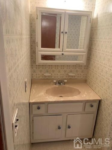 1470 Greenwood Dr, Piscataway NJ 08854-2039 exterior