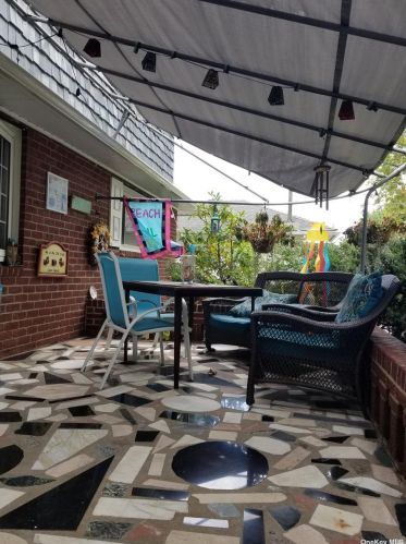 937 Barry Dr, Valley Stream, NY 11580-1565