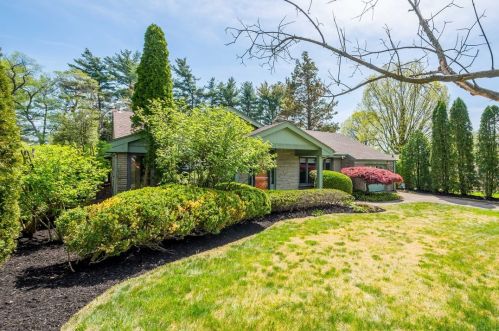 1243 Pinewood Dr, Pittsburgh PA  15243-1811 exterior