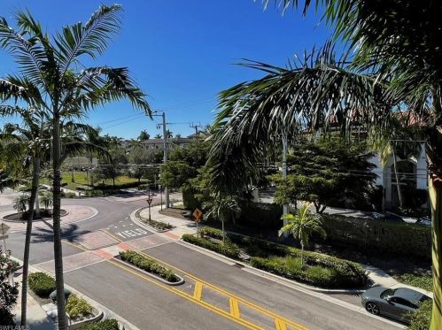 1035 3rd Ave, Naples FL 34102-5813 exterior