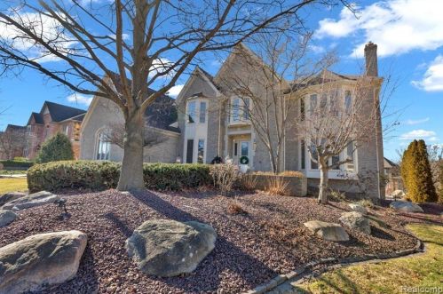 1213 Creek View Dr, Rochester, MI 48307-1701