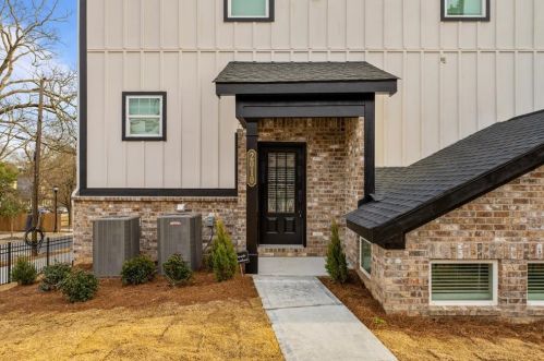 2010 Main St, Atlanta GA  30318-0016 exterior