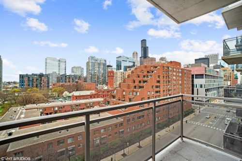 1 8th St, Chicago IL  60605-2118 exterior