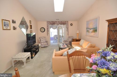 5 Meadowwood Ct, Columbus NJ 08022-1026 exterior