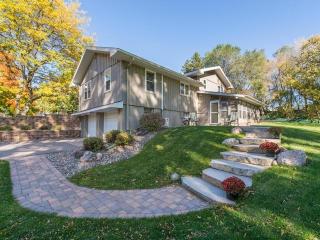 18401 Hanus Rd, Hopkins, MN 55345-5006