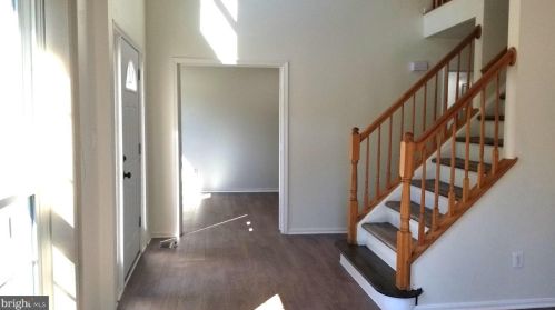 902 Spring Knoll Dr, Herndon, VA 20170-3922