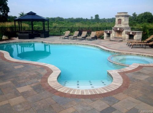 2384 Pebble Crk Dr, Rochester MI 48363-2228 exterior