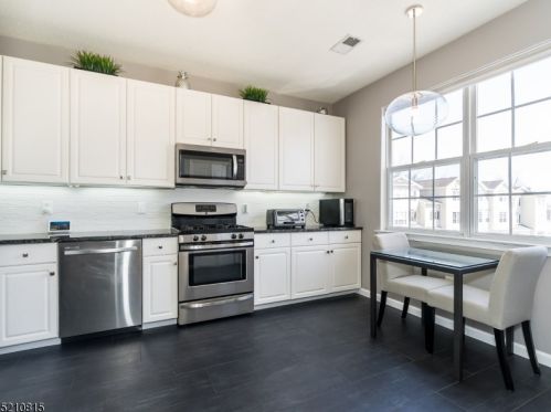 40 Wildflower Ln, Morristown NJ 07960-2768 exterior