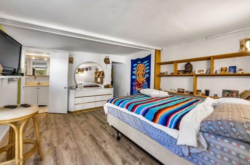 2147 Hbr Ln, Naples FL 34104-0317 exterior