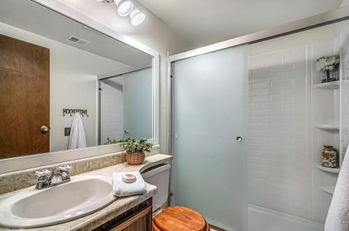 604 Meade Dr, Moon Twp PA 15108-9668 exterior