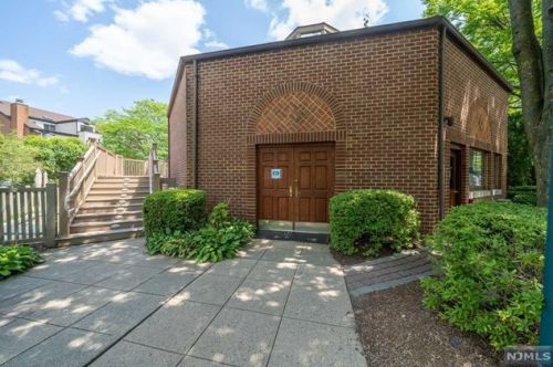 9 Lawrence Ct, Teaneck NJ 07666-6489 exterior