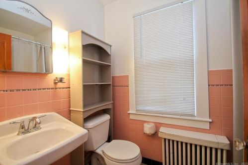 111 Spg St, Windsor Locks CT 06096-2208 exterior