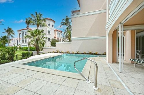 30 Casa Mar Ln, Naples FL 34103-3685 exterior
