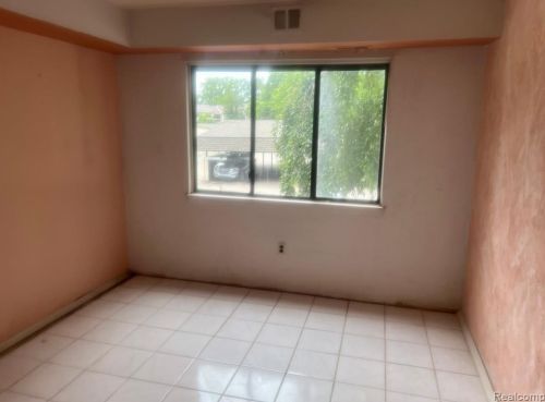 1663 Riverside Dr, Rochester MI 48309-2713 exterior