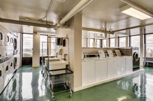 100 Walton St, Chicago IL 60611-1448 exterior