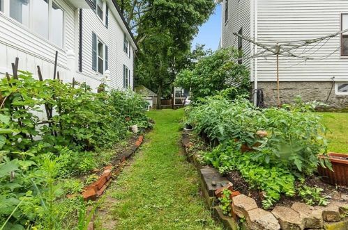 30 Clement Ave, Peabody MA 01960-6107 exterior